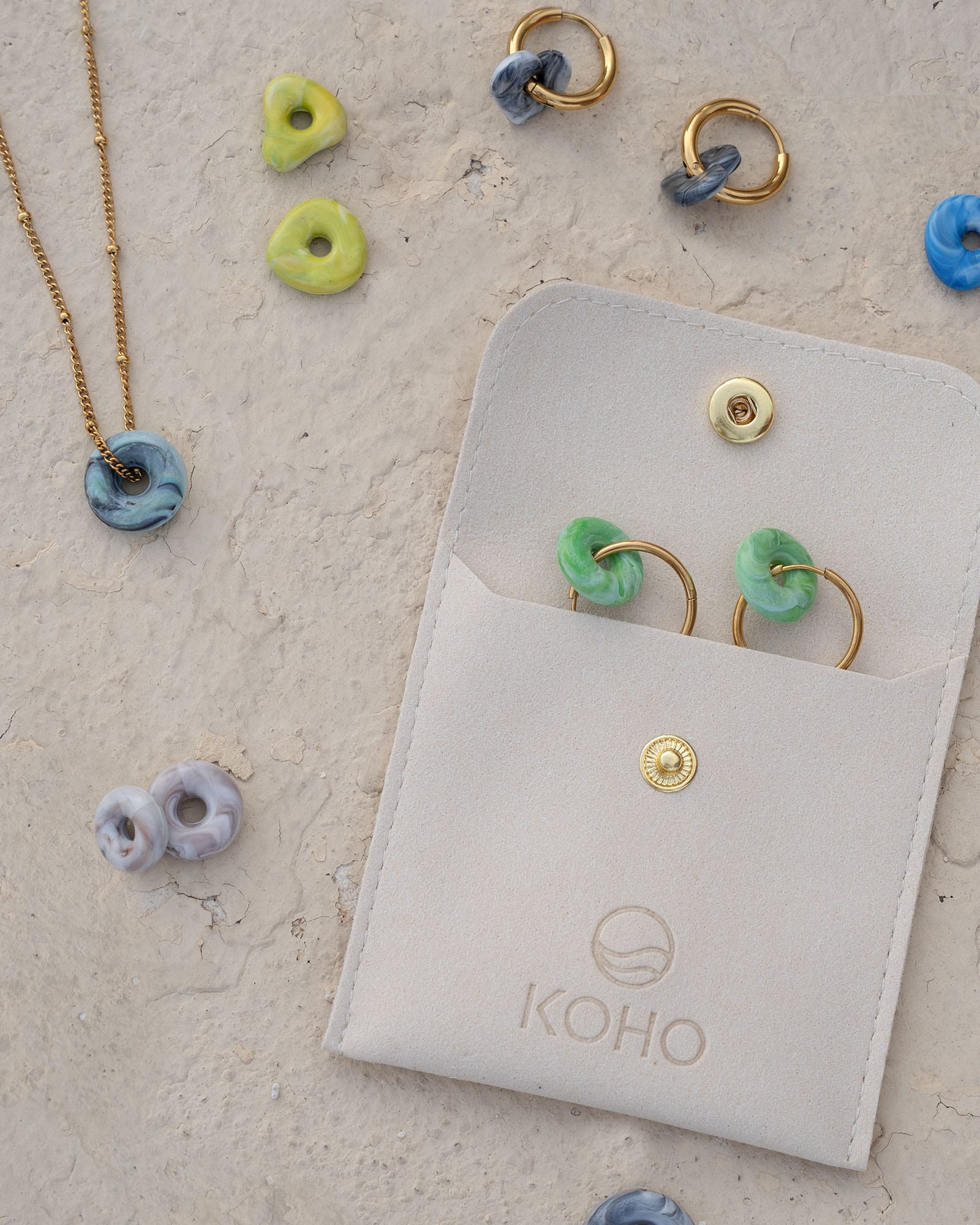 KOHO Charms recycelter Schmuck aus Meeres Plastik Halskette und Ohrringe