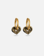 Goldene kräftige KOHO Creolen mit herzförmigen Anura Charms in Golden Shores, schwarz-gold marmoriert