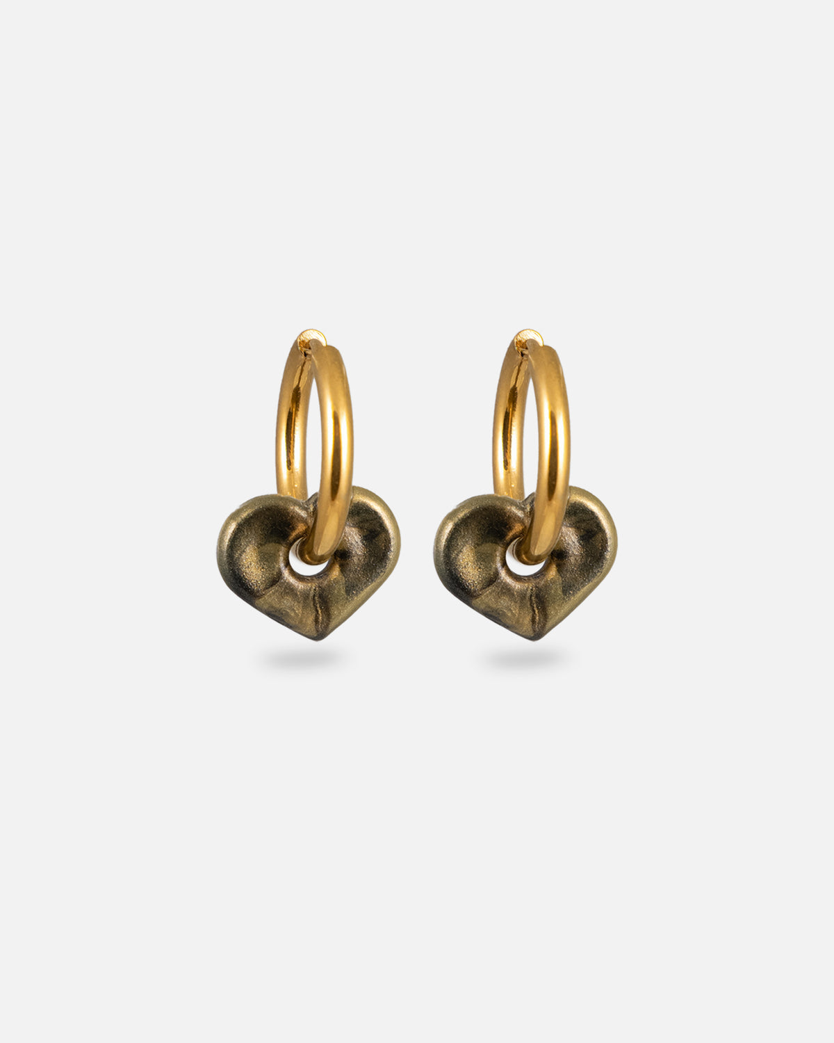 Goldene kräftige KOHO Creolen mit herzförmigen Anura Charms in Golden Shores, schwarz-gold marmoriert