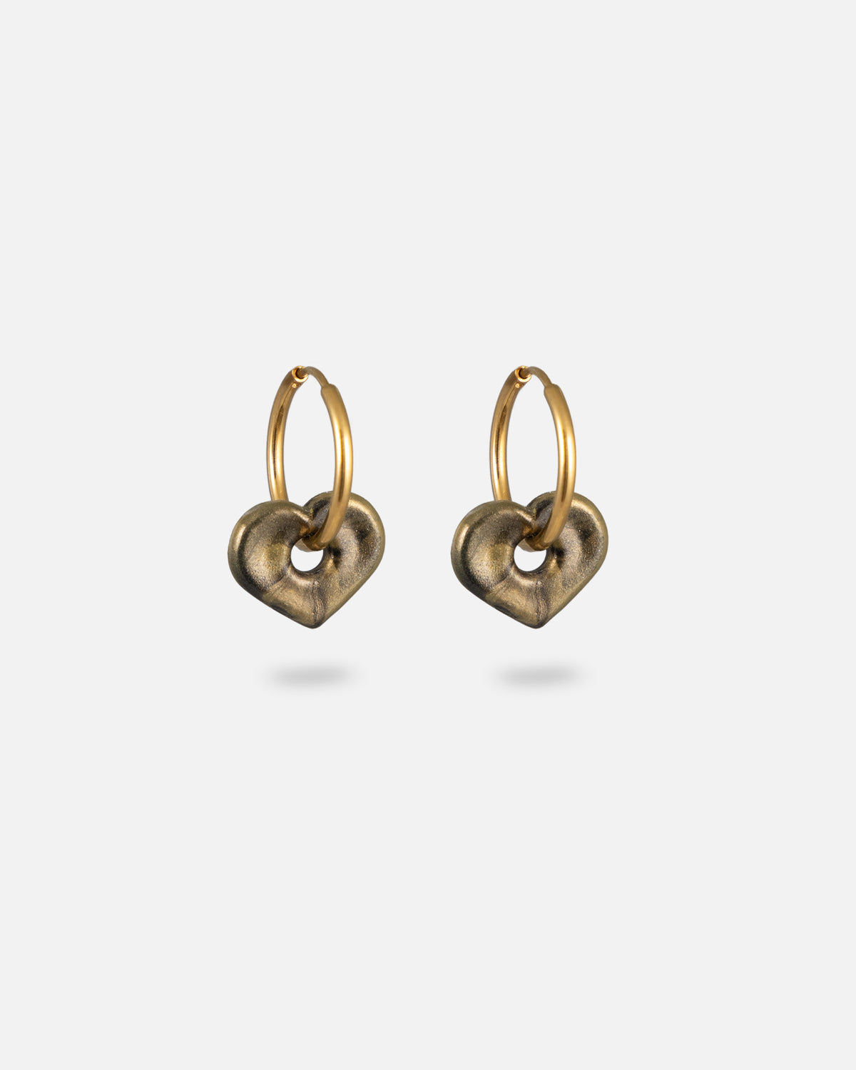 Goldene feine KOHO Creolen mit herzförmigen Anura Charms in Golden Shores, schwarz-gold marmoriert