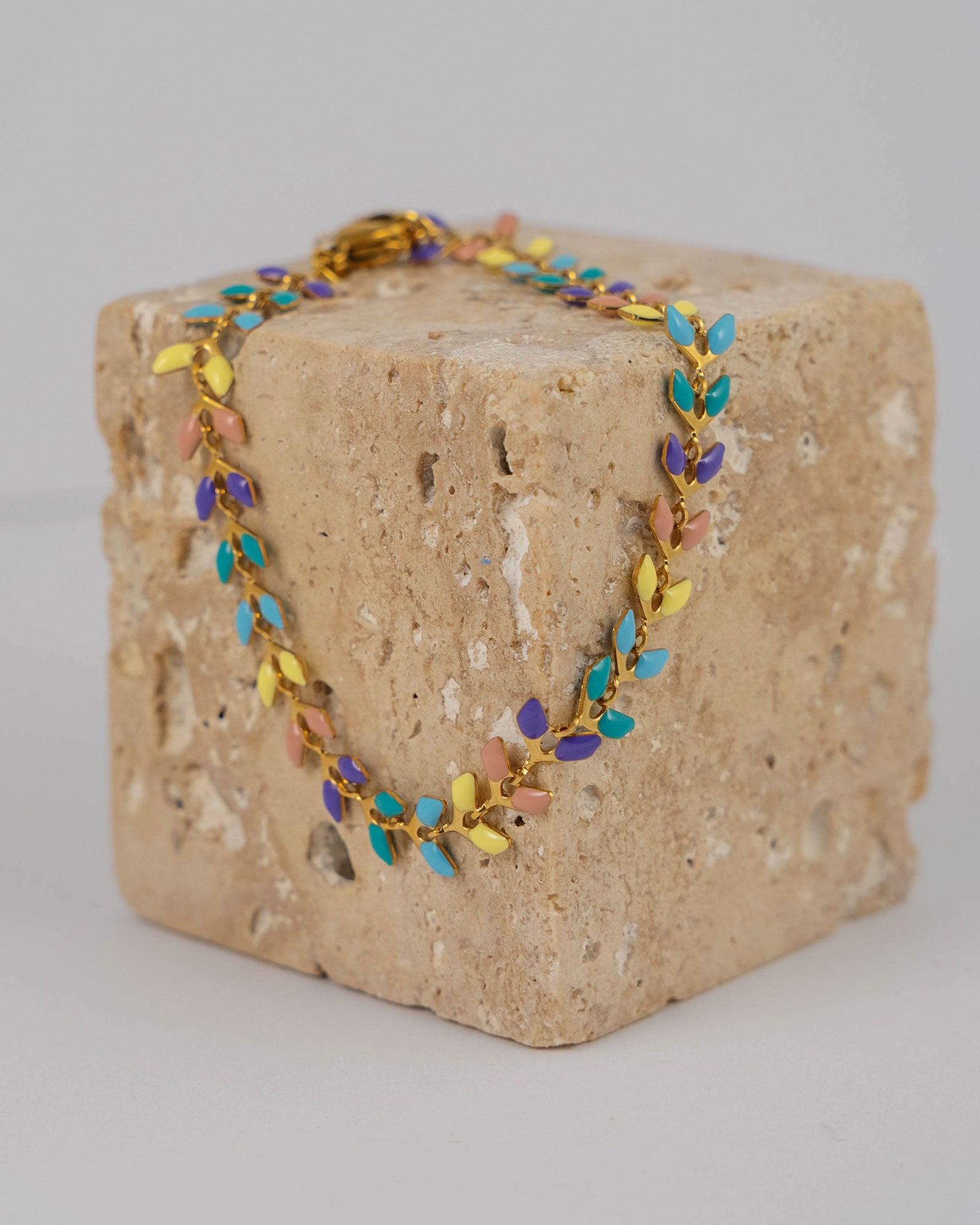 Armband Aira aus 18K vergoldetem Edelstahl mit bunten Emaille-Elementen