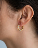 Mira Pearl Hoops Gold aus 18K vergoldetem Edelstahl mit feinen Kunstperlen