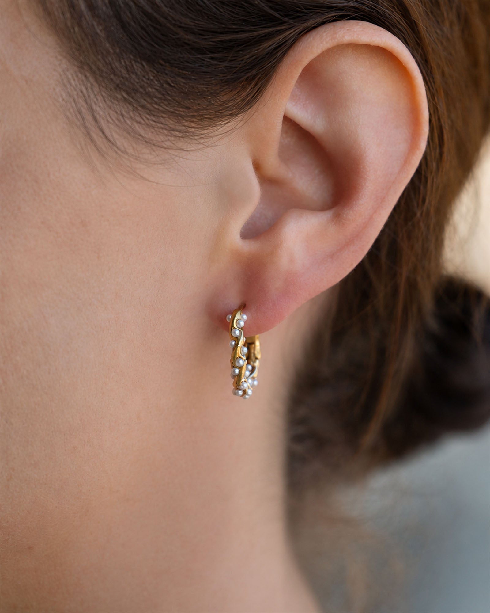 Mira Pearl Hoops Gold aus 18K vergoldetem Edelstahl mit feinen Kunstperlen