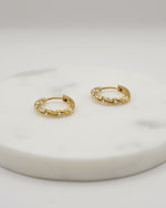 Mira Pearl Hoops Gold aus 18K vergoldetem Edelstahl mit feinen Kunstperlen