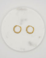 Mira Pearl Hoops Gold aus 18K vergoldetem Edelstahl mit feinen Kunstperlen