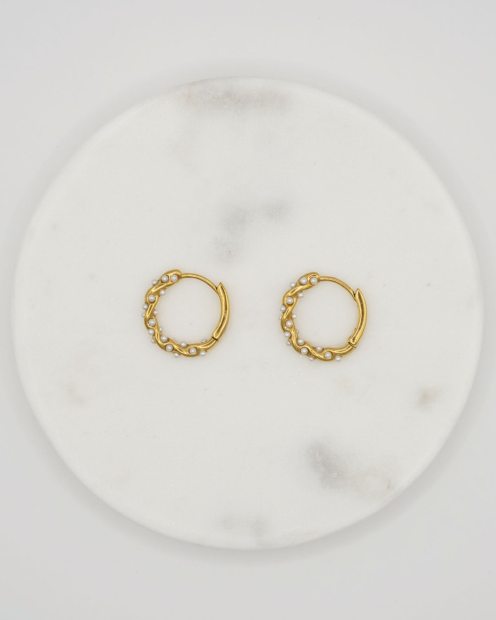 Mira Pearl Hoops Gold aus 18K vergoldetem Edelstahl mit feinen Kunstperlen