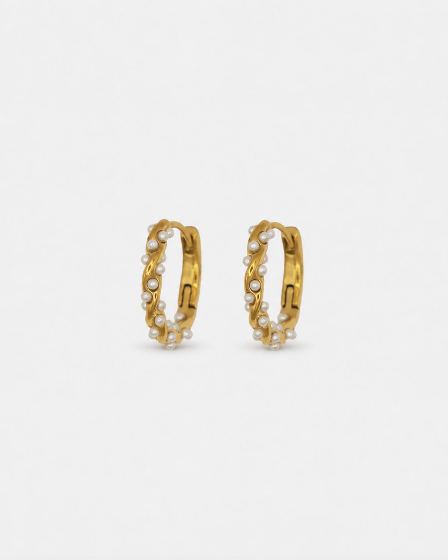 Mira Pearl Hoops Gold aus 18K vergoldetem Edelstahl mit feinen Kunstperlen