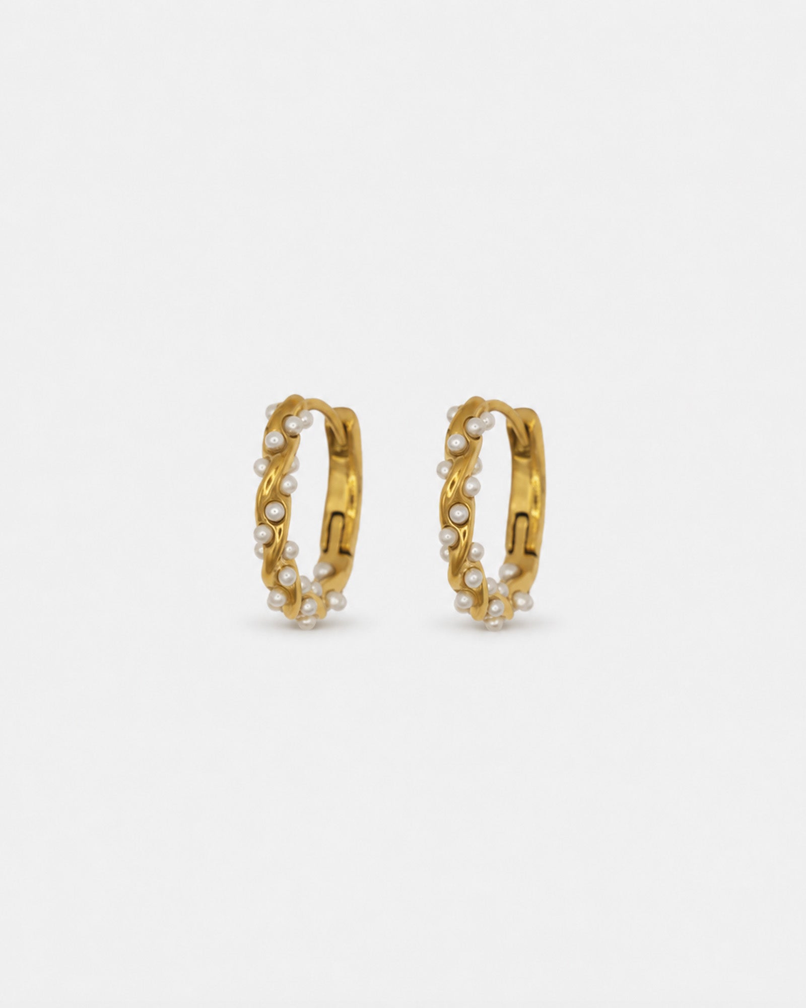 Mira Pearl Hoops Gold aus 18K vergoldetem Edelstahl mit feinen Kunstperlen