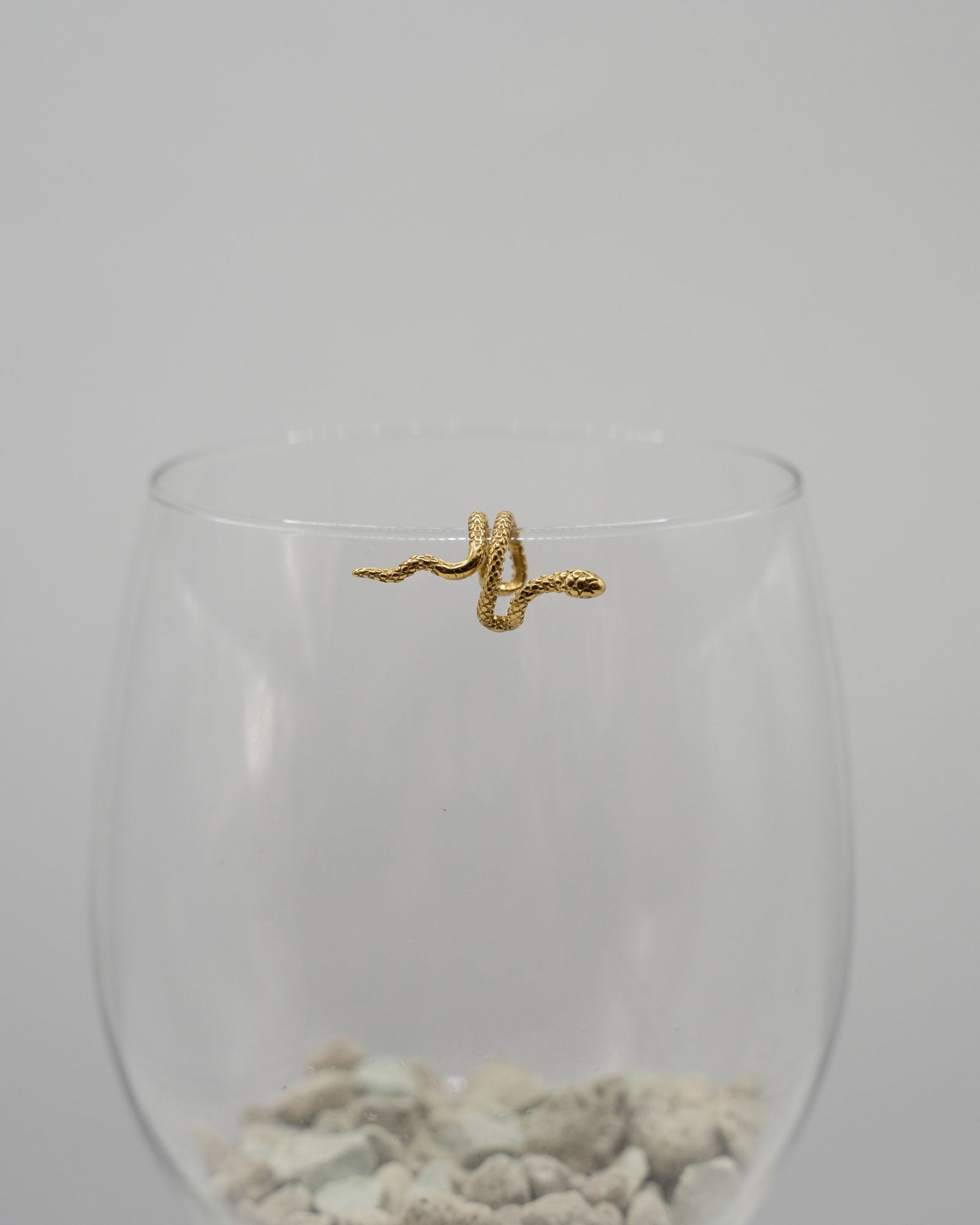 Detailaufnahme des goldenen Schlangen Earcuffs am Ohr