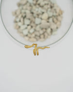 Earcuff Snake getragen am Ohr als goldener Ear Cuff