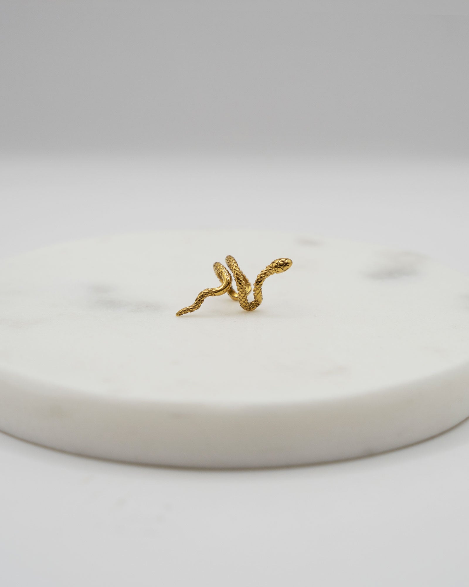 Goldener Ear Cuff in Schlangenform aus wasserfestem Edelstahl