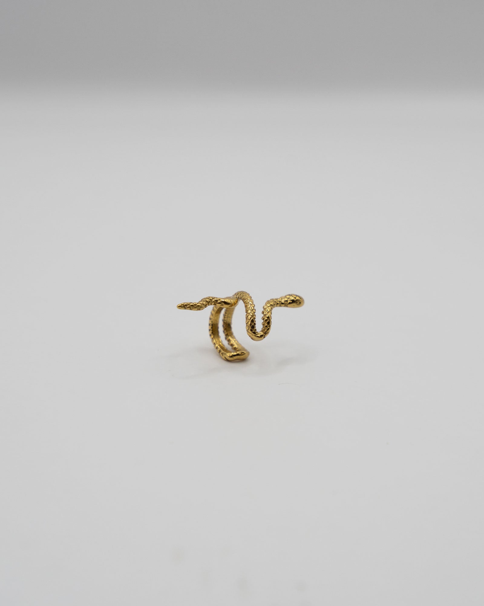 Earcuff Snake in Schlangenform mit strukturierter Oberfläche in Gold