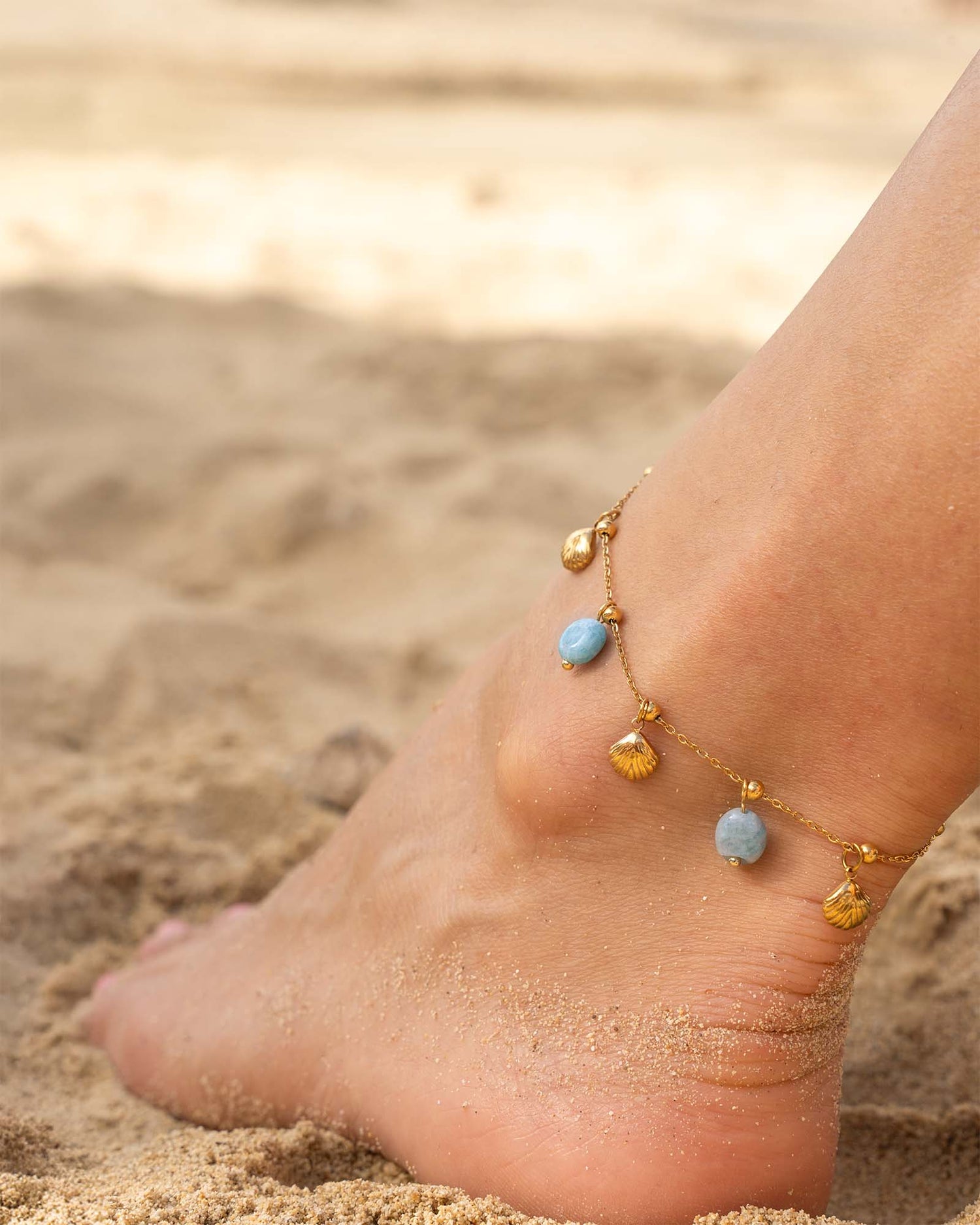 Fusskette am Strand am Meer mit Muschel Anhänger und Steinen Gold Wasserfest