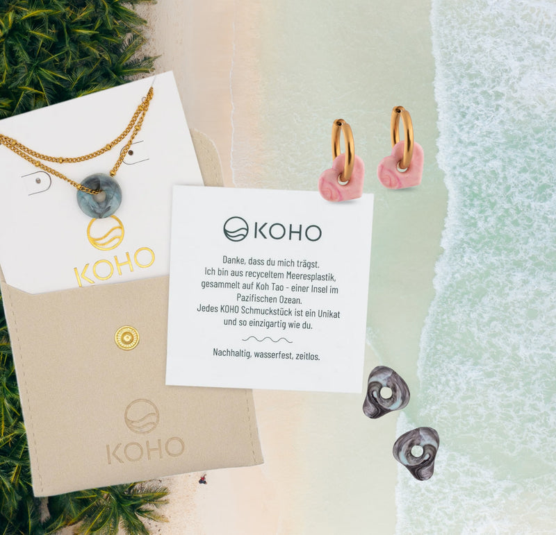 KOHO Sortiment mit Creolen, Charms und Halsketten aus recyceltem Plastik