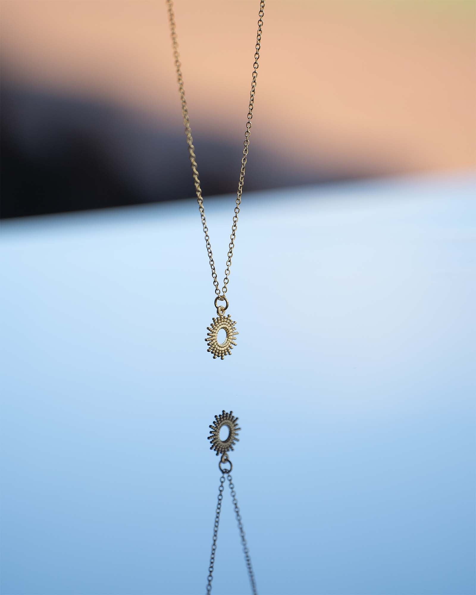 Halskette Frauen Choker mit Sonnen Anhänger