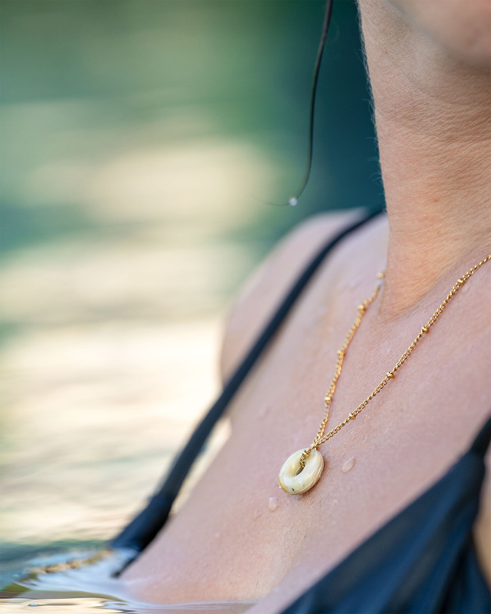 KOHO Halskette Mali mit Golden Shell Charm aus recyceltem Plastik