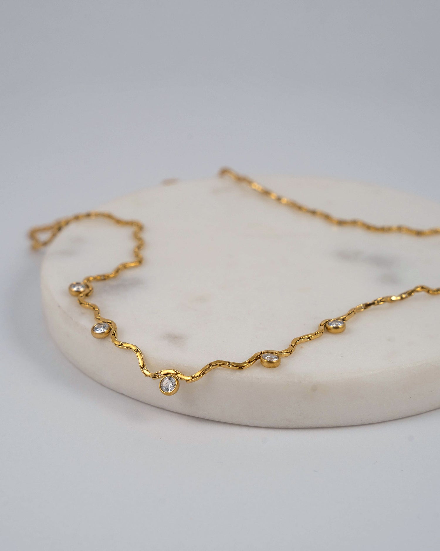 Halskette Nerea aus 18K vergoldetem Edelstahl mit wellenförmiger Kette und fünf klaren Zirkon-Steinen