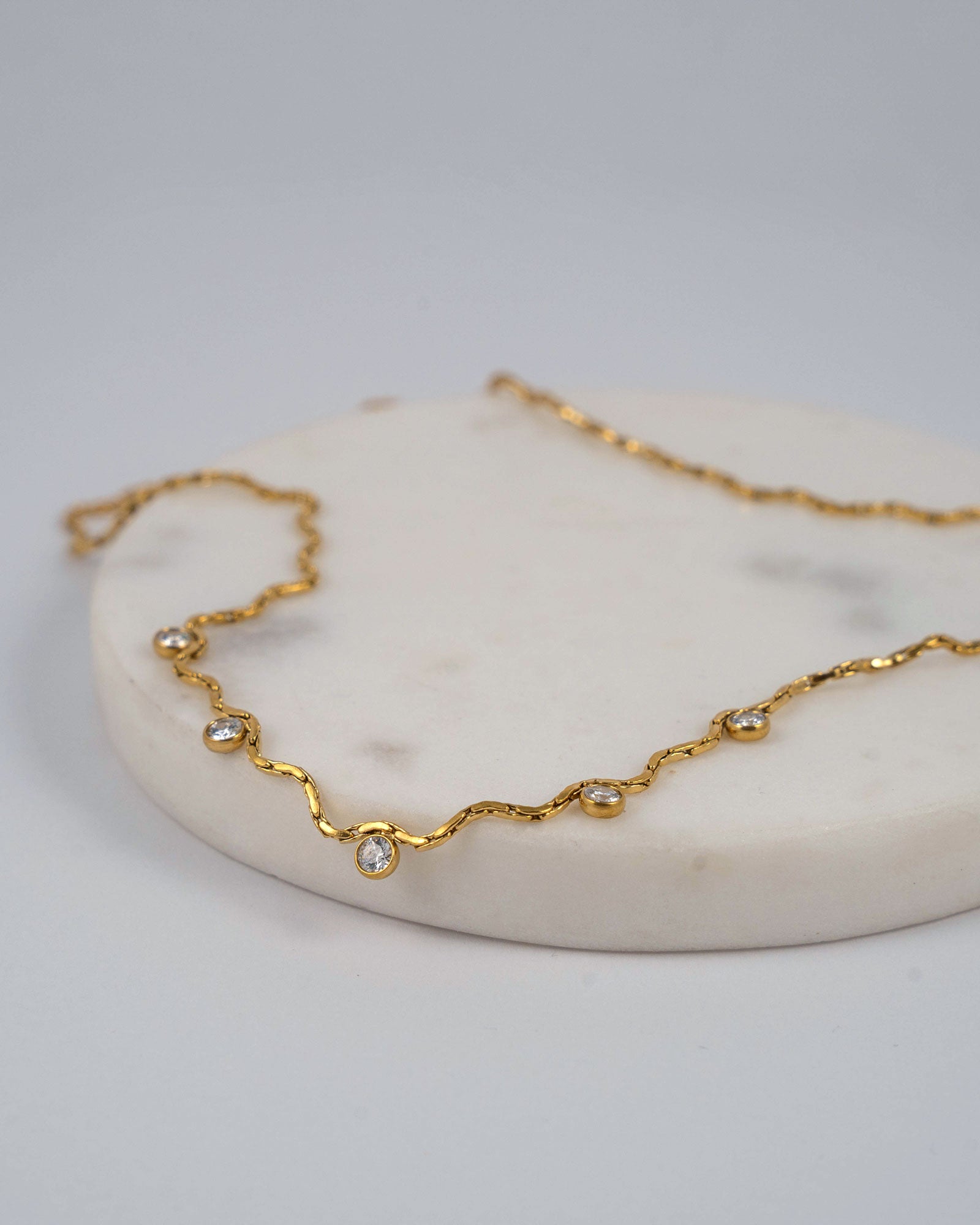 Halskette Nerea aus 18K vergoldetem Edelstahl mit wellenförmiger Kette und fünf klaren Zirkon-Steinen