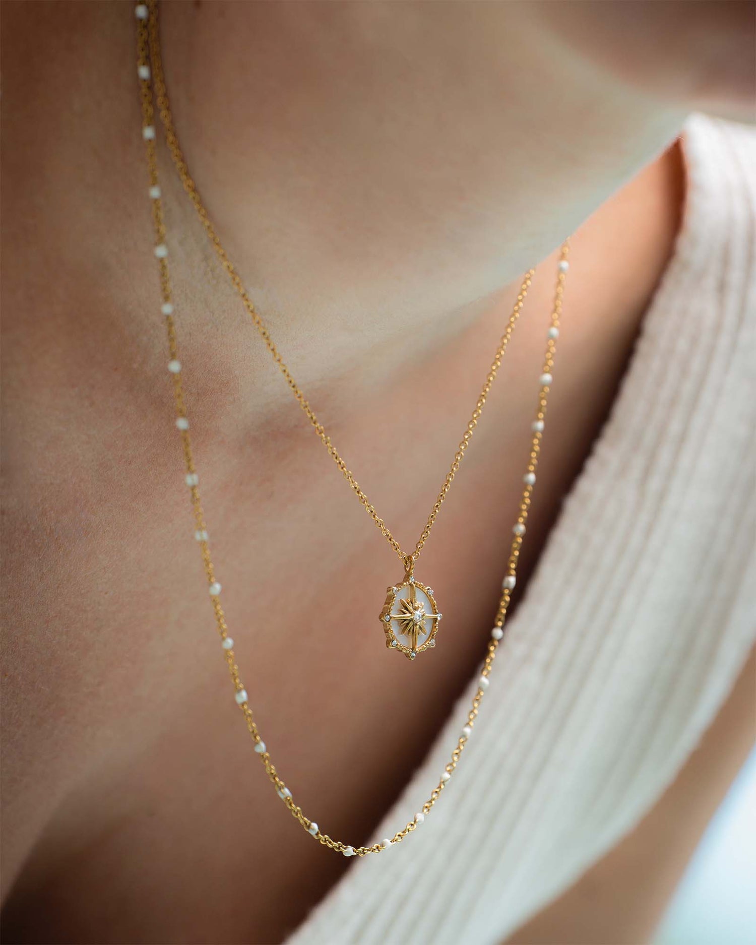 Frau trägt Halskette mit Anhänger mit einem Stern Gold 