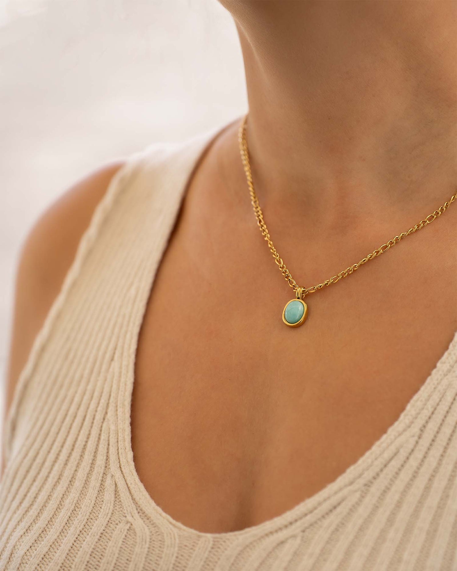 Goldene Halskette mit türkis blauem Naturstein Anhänger
