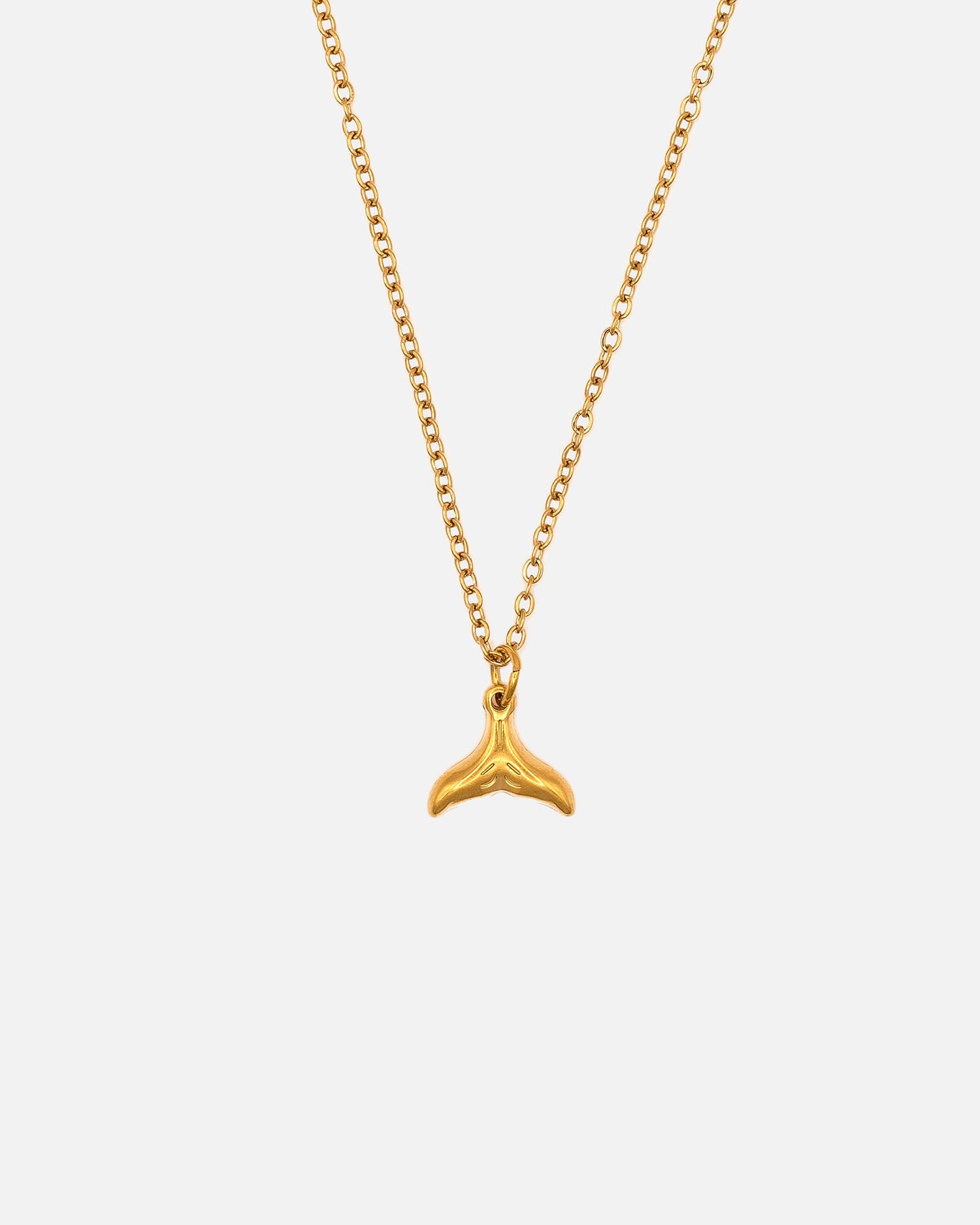 Frau trägt Halskette Choker vergoldeter Edelstahl mit Walflosse 