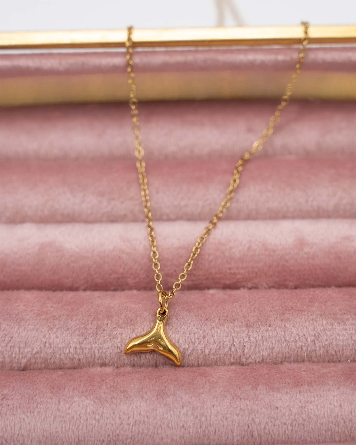 Frau trägt Halskette Choker vergoldeter Edelstahl mit Walflosse 