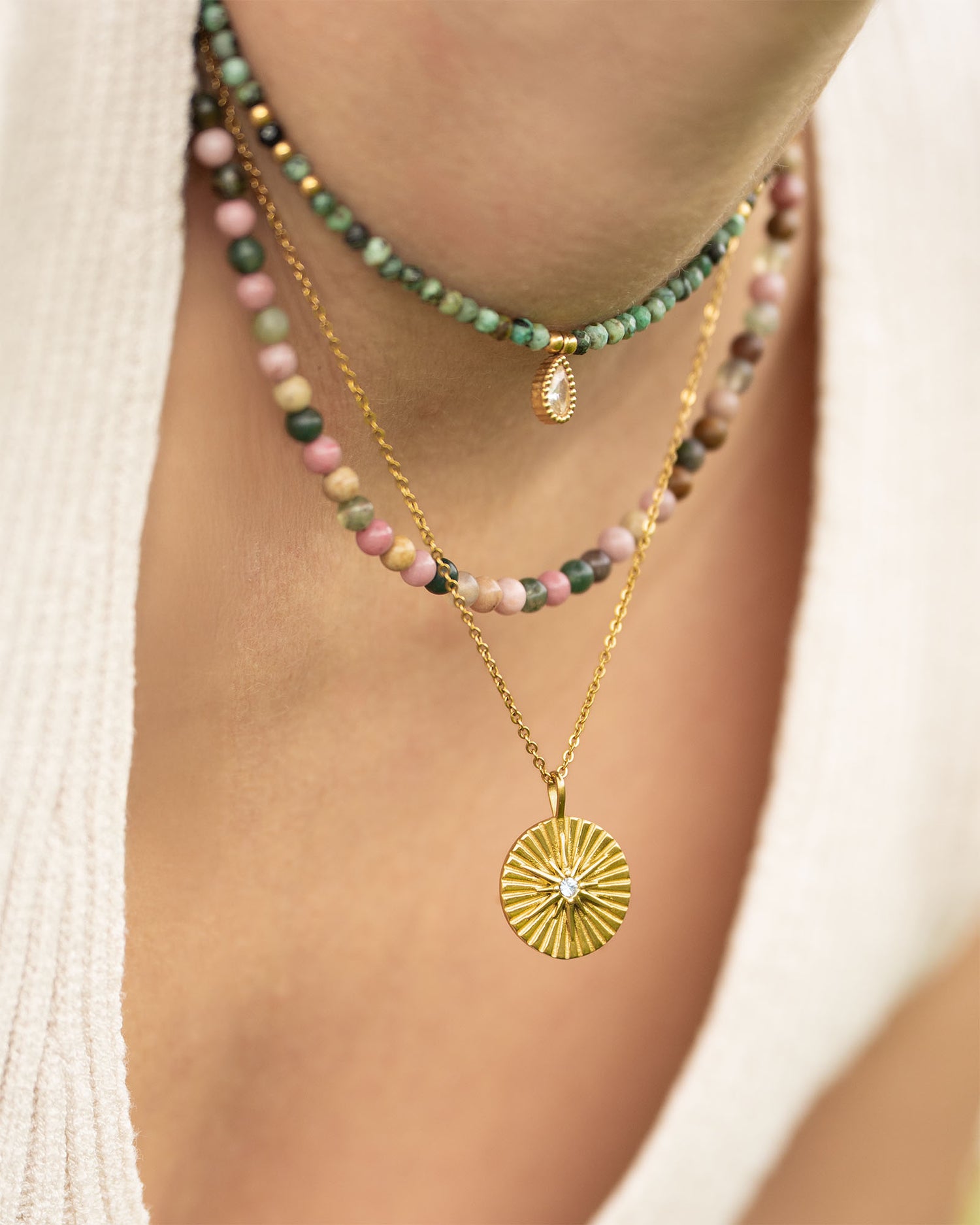 Wasserfeste Edelstahl-Halskette Lumen Cordis getragen