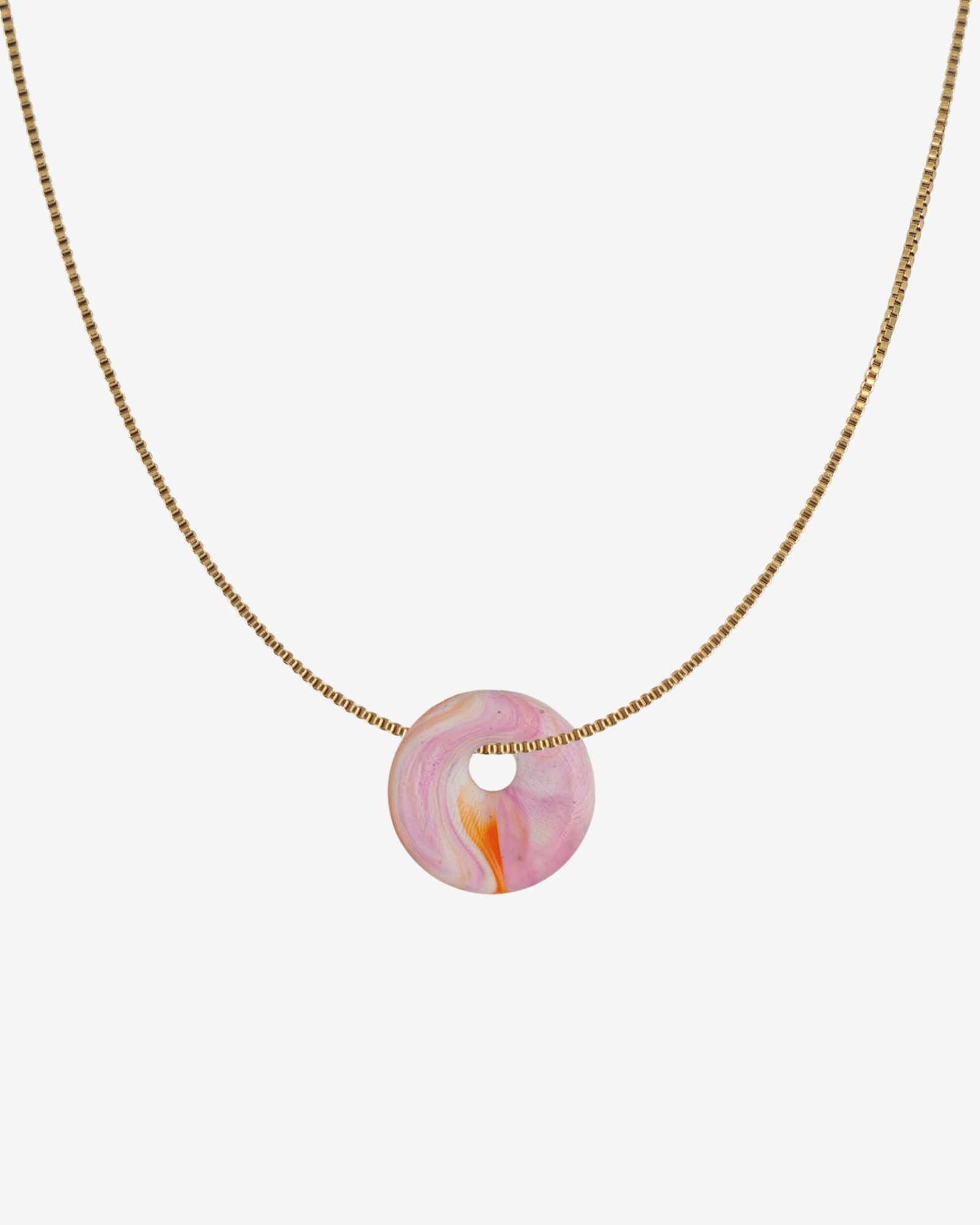KOHO Halskette Fine Look Kaori Charm rosa Anhänger aus Meeresplastik