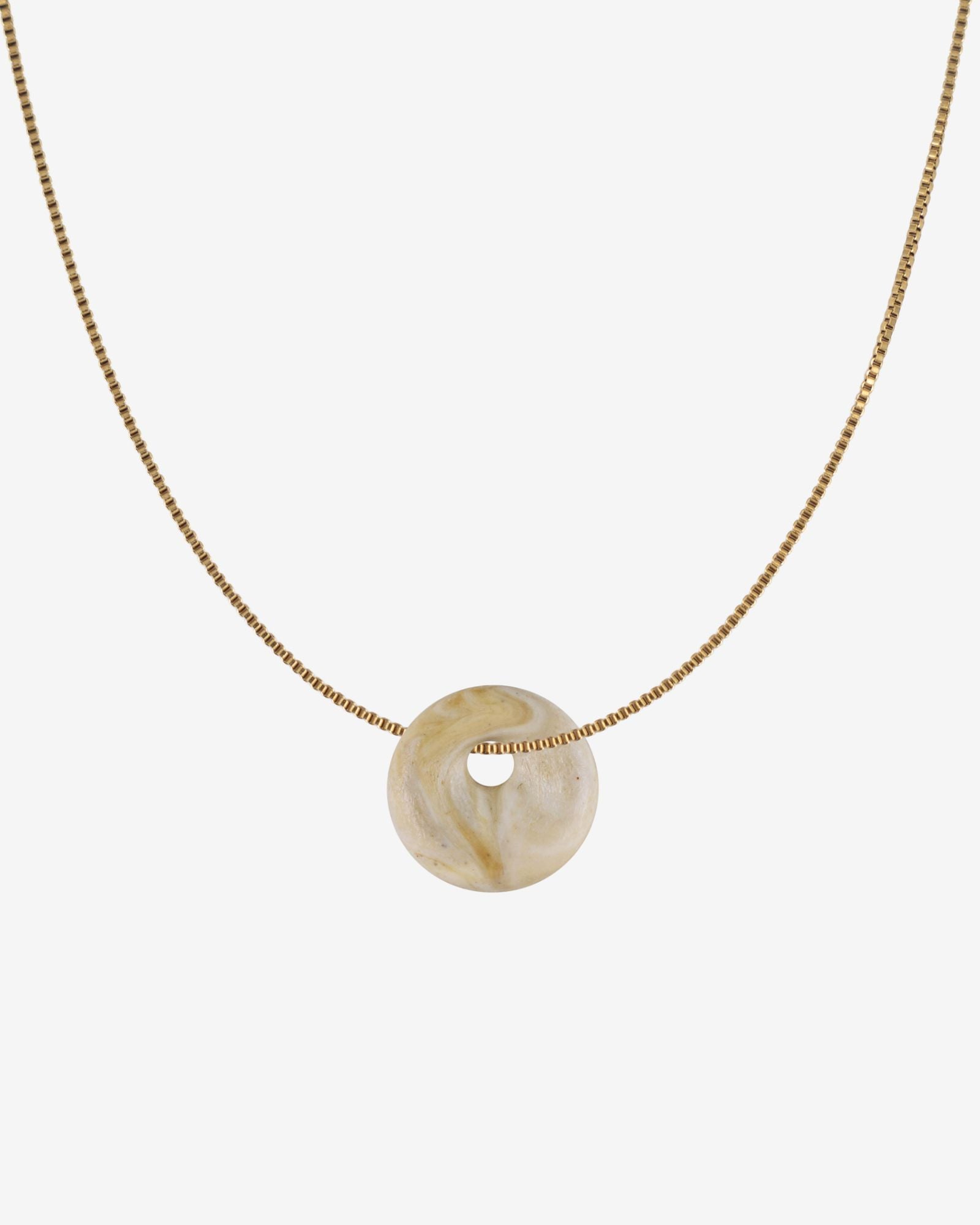 KOHO Halskette Fine Look Kaori Charm goldener Anhänger aus Meeresplastik