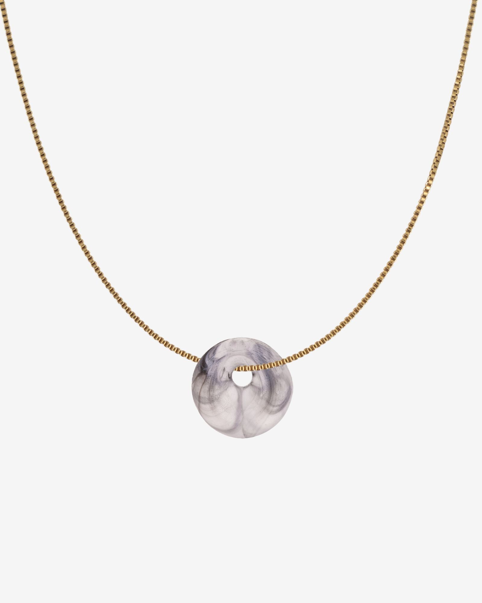 KOHO Halskette Fine Look Kaori Charm schwarz-weisser Anhänger aus Meeresplastik