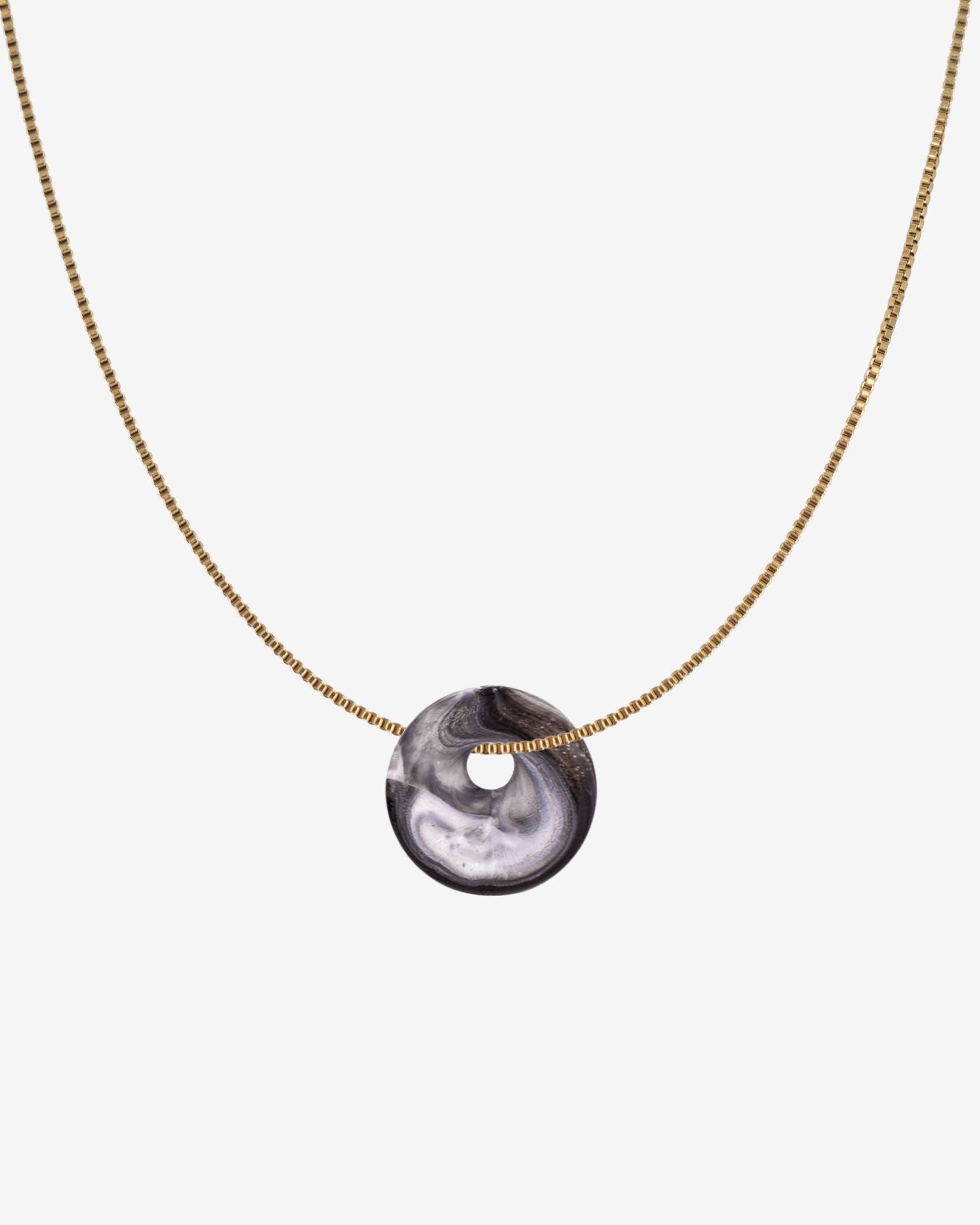 KOHO Halskette Fine Look Kaori Charm schwarz-weisser Anhänger aus Meeresplastik
