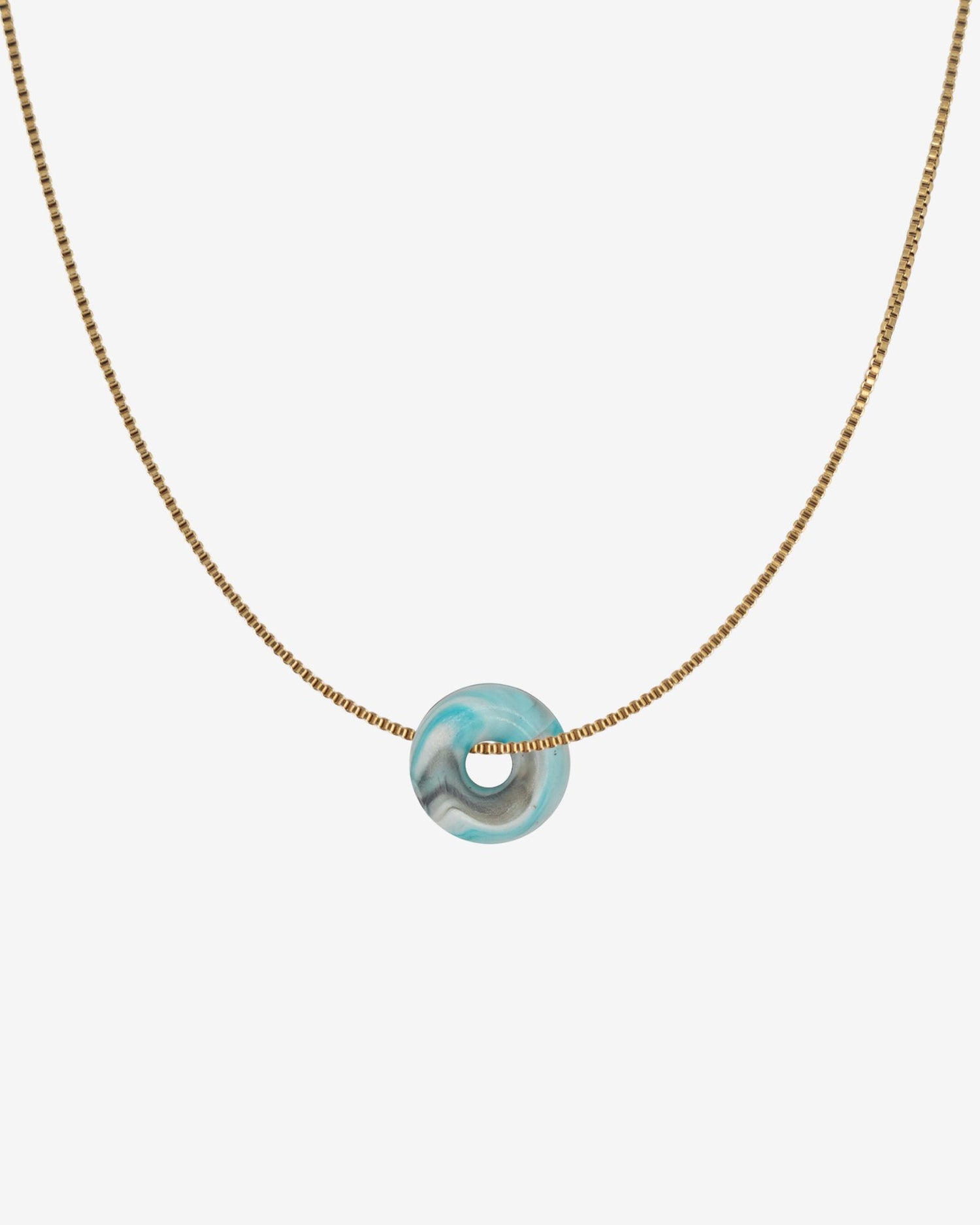 KOHO Halskette Fine Look Mali Charm blau-weisser Anhänger aus Meeresplastik