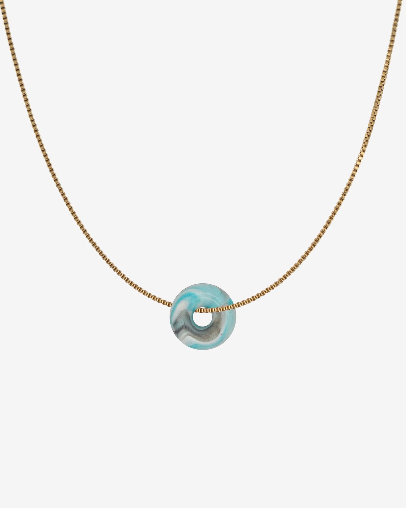 KOHO Halskette Fine Look Mali Charm blau-weisser Anhänger aus Meeresplastik