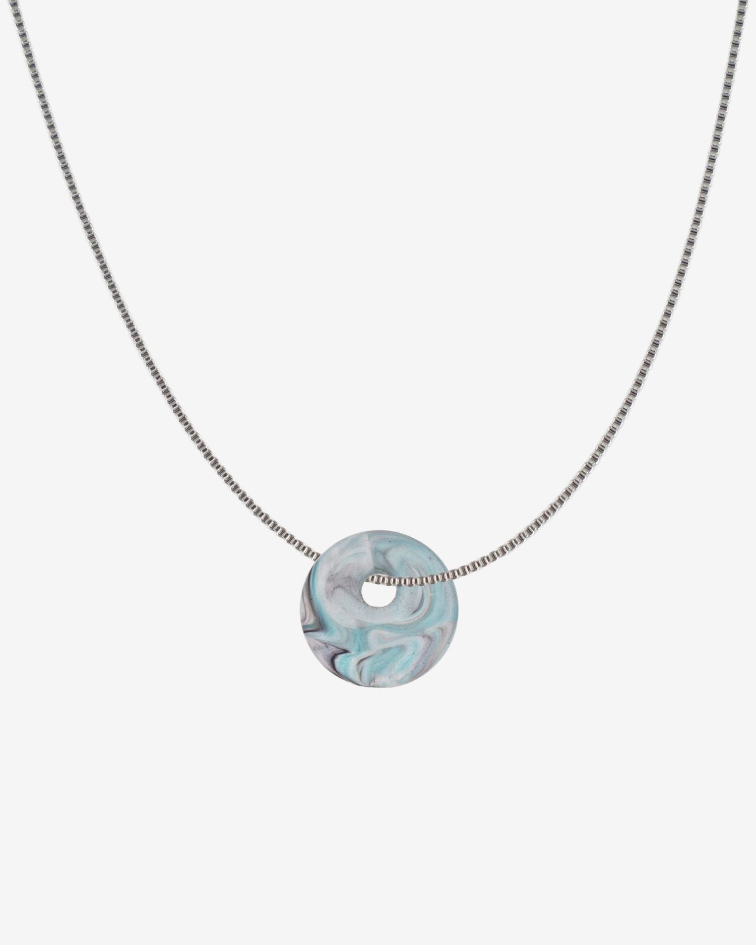 KOHO Halskette Fine Look Kaori Charm blau-weisser Anhänger aus Meeresplastik