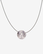 KOHO Halskette Fine Look Kaori Charm schwarz-weisser Anhänger aus Meeresplastik