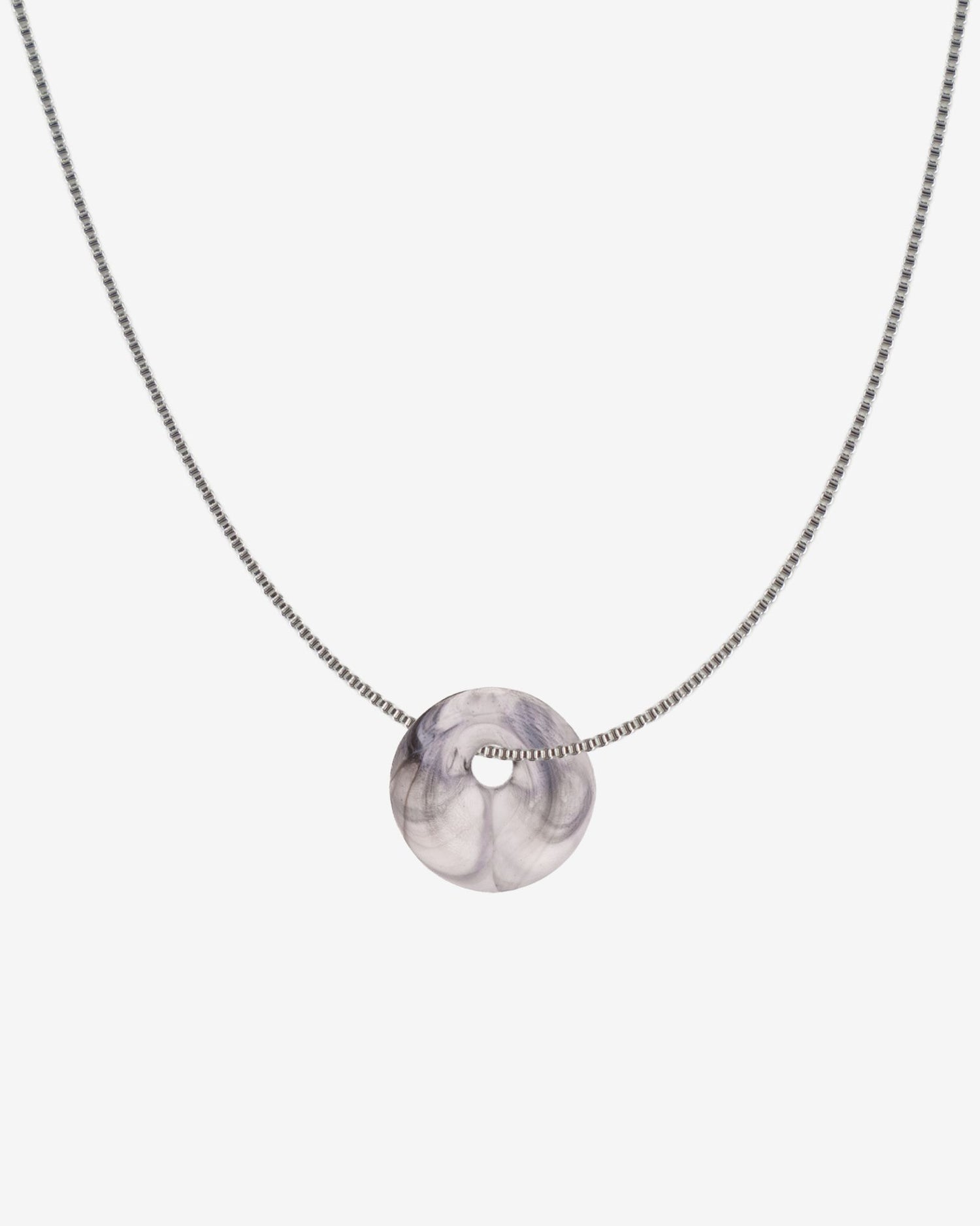 KOHO Halskette Fine Look Kaori Charm schwarz-weisser Anhänger aus Meeresplastik