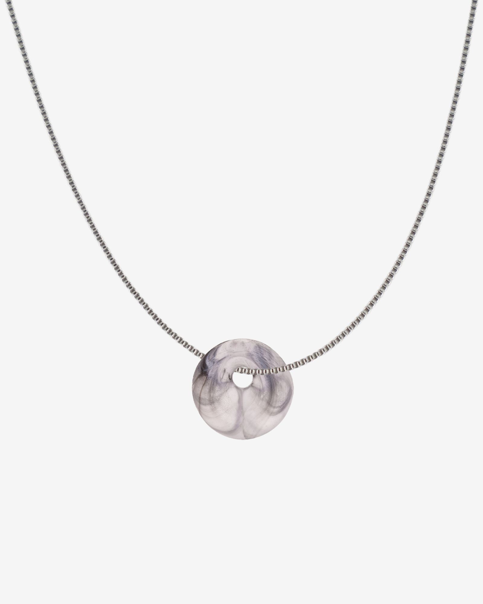 KOHO Halskette Fine Look Kaori Charm schwarz-weisser Anhänger aus Meeresplastik