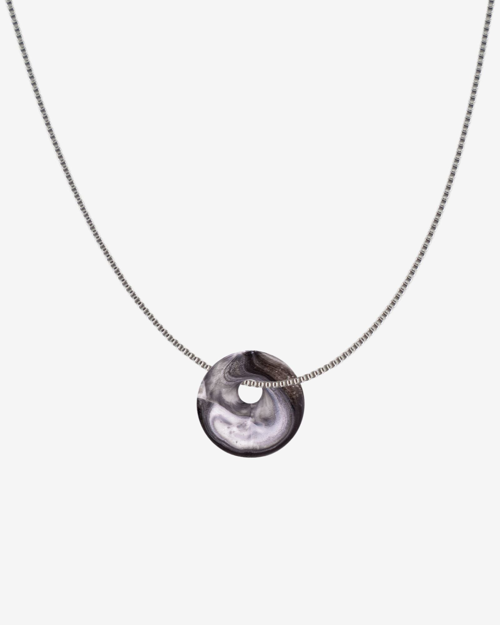 KOHO Halskette Fine Look Kaori Charm schwarz-weisser Anhänger aus Meeresplastik