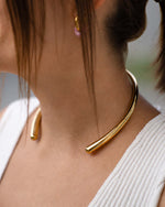 Linea Choker getragen als eleganter Halsreif