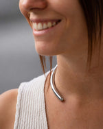 Silberner Choker aus Edelstahl mit minimalistischem Design