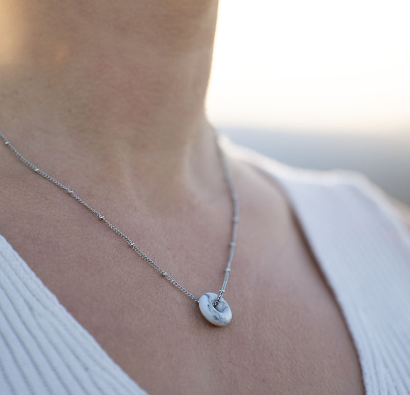 KOHO Silber Halskette Small mit Charm am Hals getragen