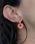 Koho Creolen Gold mit Lamai Charm Sunset Blush