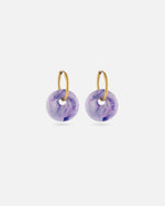 KOHO Hoops Kaori Gold mit lilafarbenem Charm aus recyceltem Meeresplastik