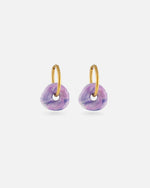 KOHO Hoops Lamai Gold mit lilafarbenem Charm aus recyceltem Meeresplastik