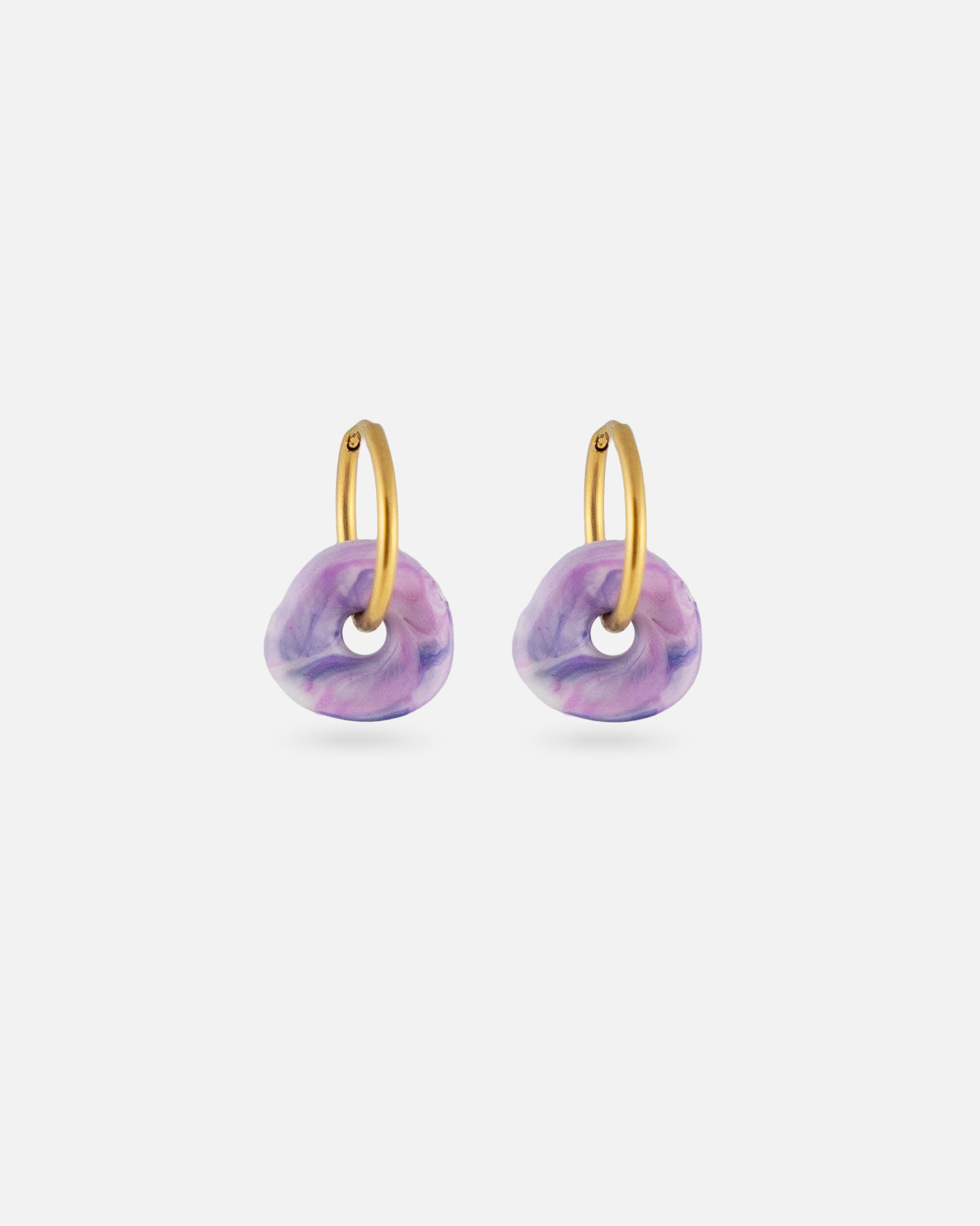 KOHO Hoops Lamai Gold mit lilafarbenem Charm aus recyceltem Meeresplastik