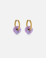 KOHO Hoops Lamai mit lilafarbenen Charms aus recyceltem Meeresplastik