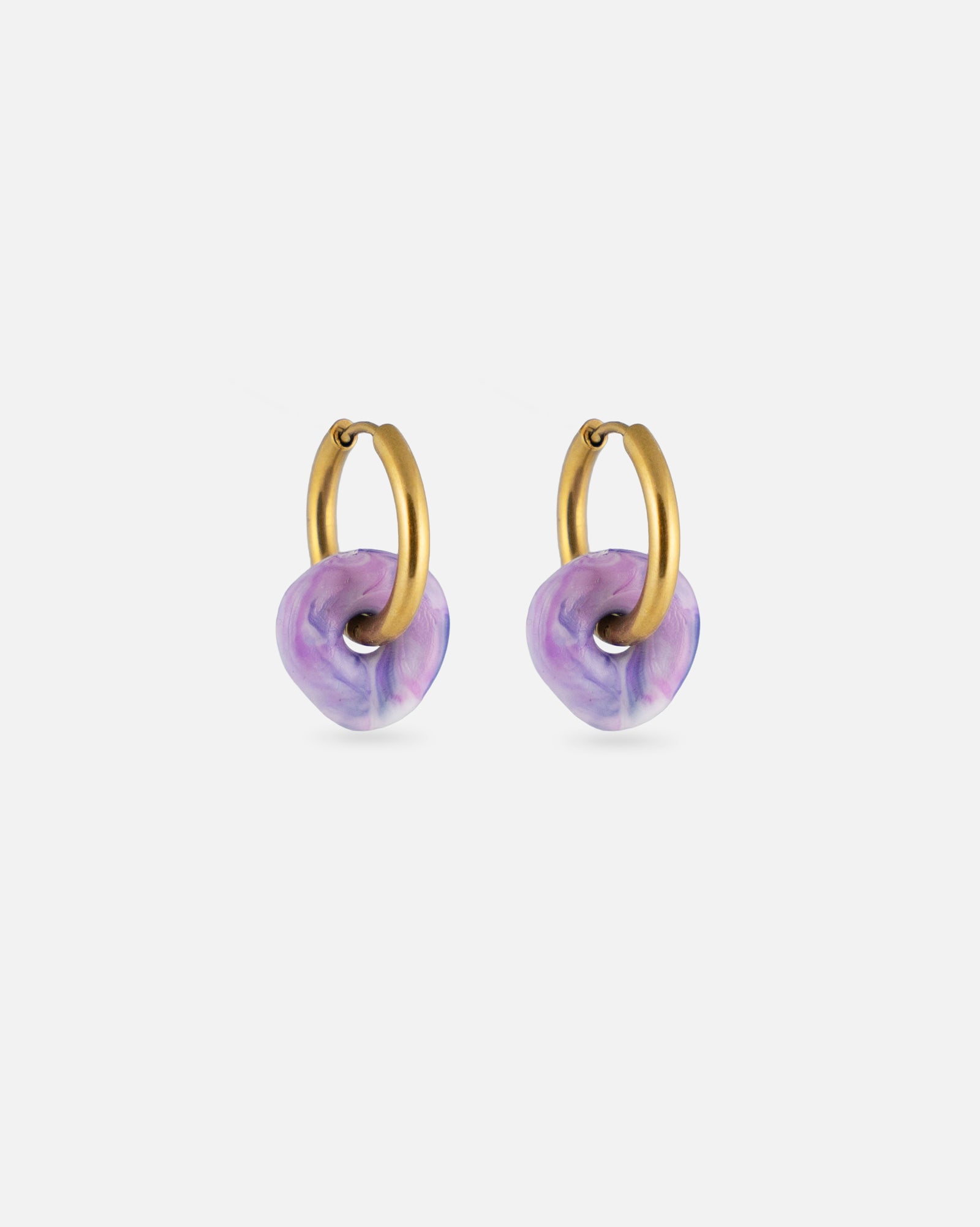 KOHO Hoops Lamai mit lilafarbenen Charms aus recyceltem Meeresplastik