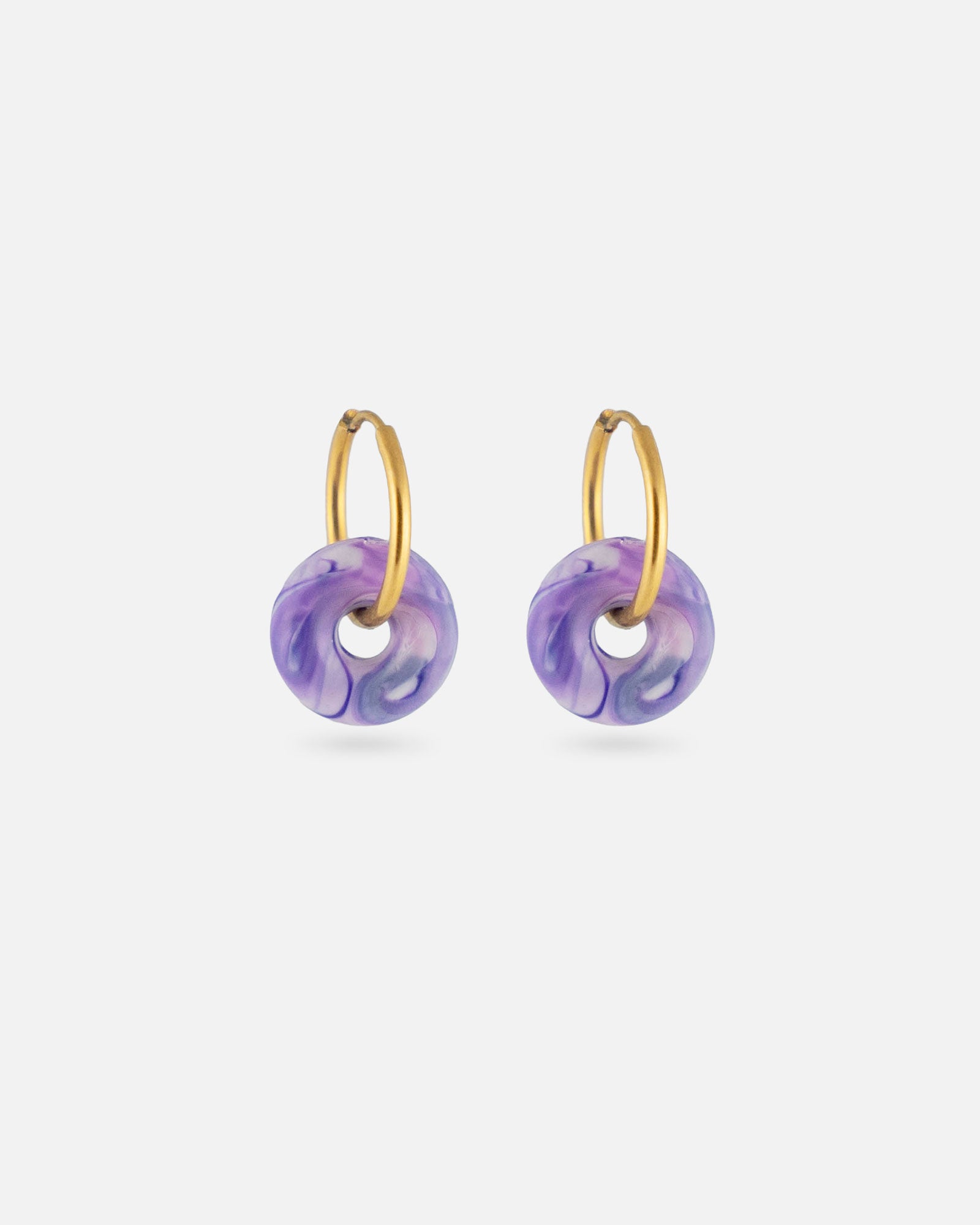 KOHO Hoops Mali Gold mit lilafarbenem Charm aus recyceltem Meeresplastik