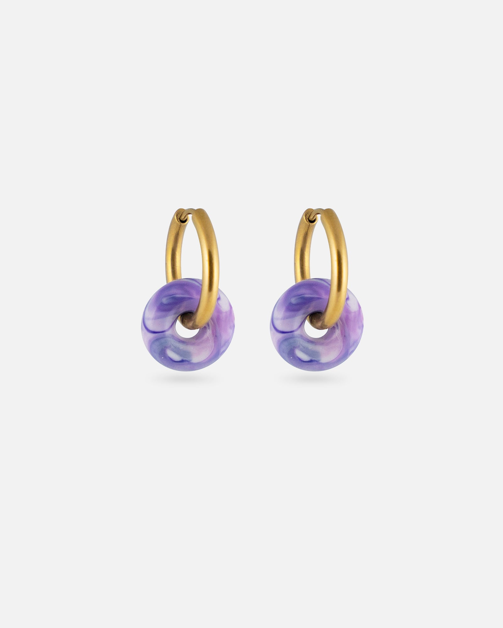 KOHO Hoops Mali mit lilafarbenem Charm aus recyceltem Meeresplastik