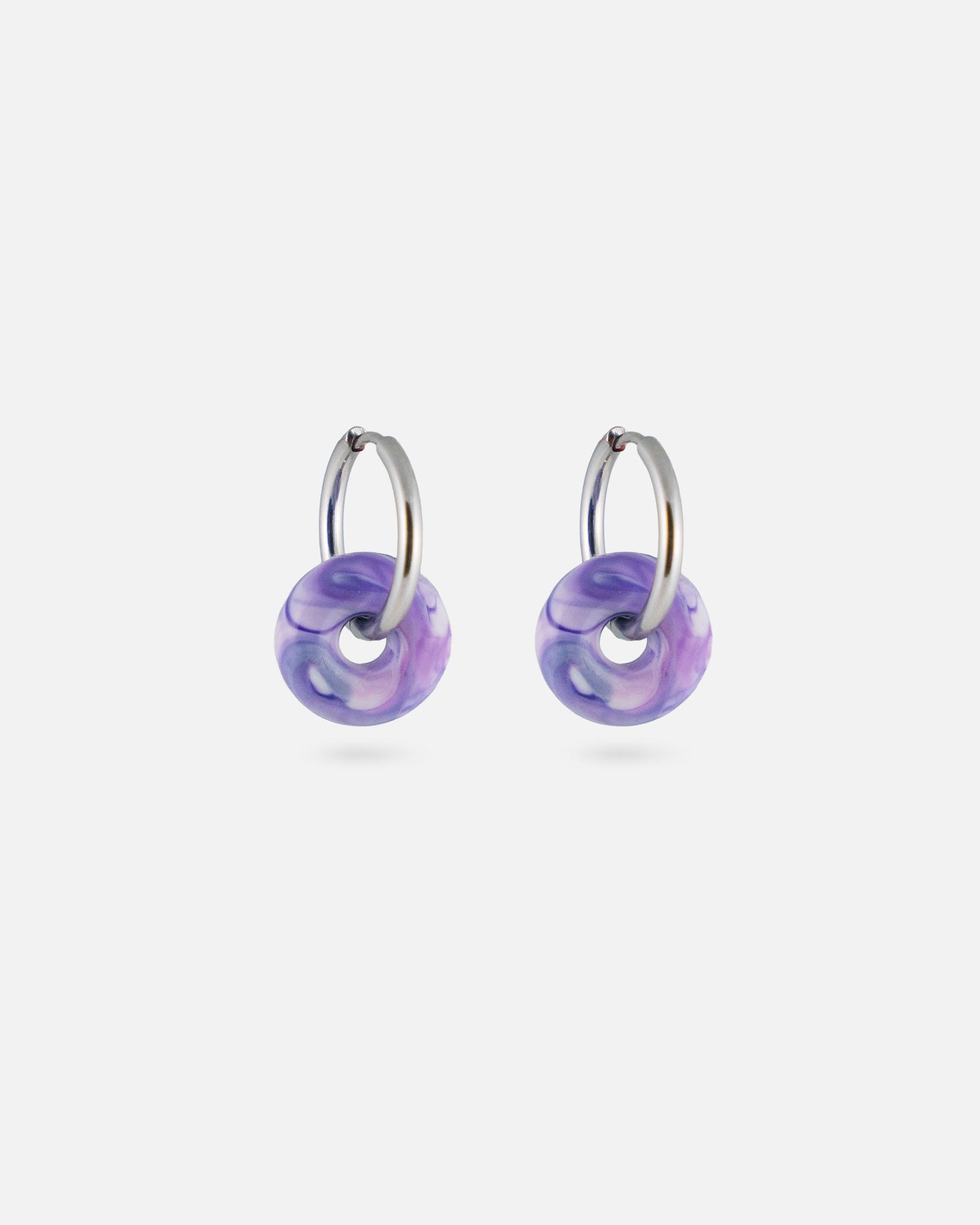 KOHO Hoops Mali Silber mit lilafarbenem Charm aus recyceltem Meeresplastik